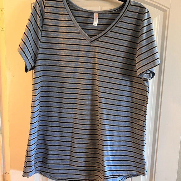 LulaRoe Christy T - Picture 1 of 5